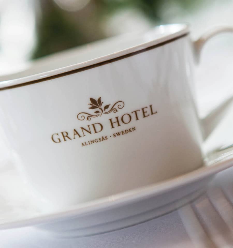 Kaffekopp med Grand Hotels logotyp som svenssonmolin har tagit fram