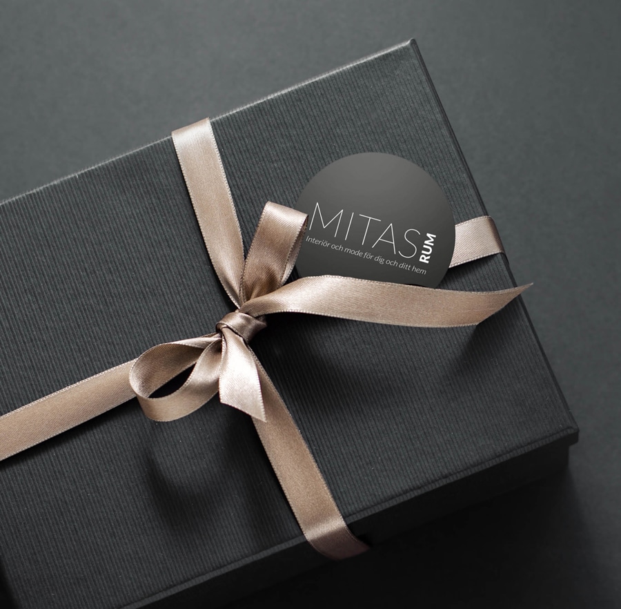 Presentförpackning med Mitas logotyp som svenssonmolin har tagit fram