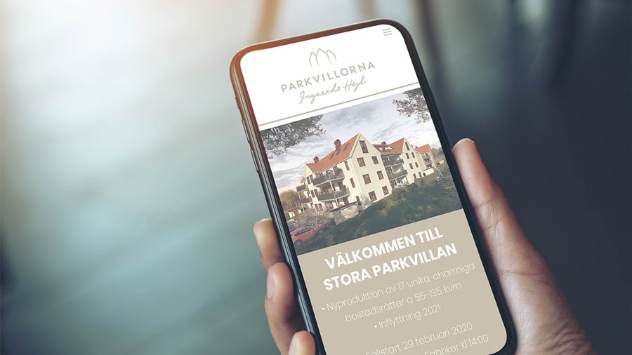 En smartphone som visar Parkvillorna webbplats